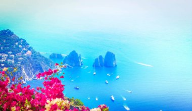 Ünlü Faraglioni uçurumları ve Tyrhenian Denizi, Capri Adası, İtalya