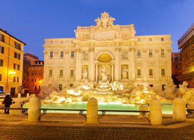 Roma'da ünlü Çeşme di Trevi görünümü gece aydınlatılmış, İtalya