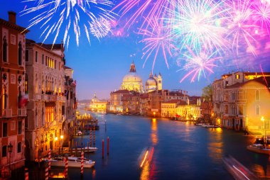 Büyük Kanal ve Basilica Santa Maria della Salute Havai fişeklerle, Venedik, İtalya