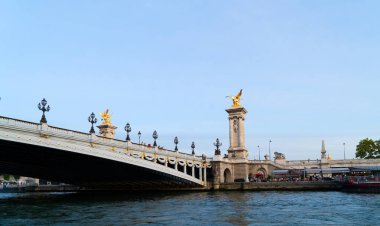 famouse Alexandre III Bridge at Blue Dusk, Paris, Fransa
