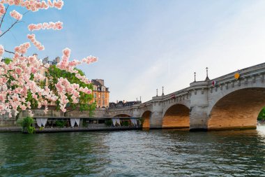 Eyfel Kulesi ve Seine nehir kıyısı, alçak açı, baharda Paris, Fransa