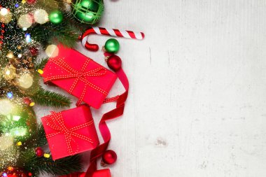 Noel hediyesi düz bir sınır koymak - kırmızı kutularda Noel hediyeleri beyaz ahşap masa zemininde Bokeh