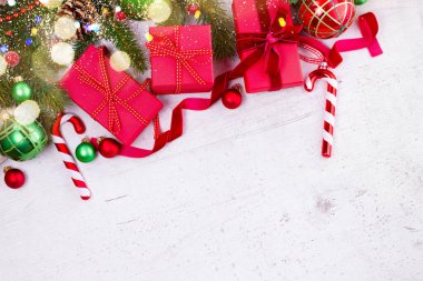 Noel hediyesi düz bir sınır koymak - kırmızı kutularda Noel hediyeleri beyaz tahta masa üzerinde bokeh