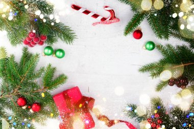 Noel hediyesi düz çerçeve veriyor - kırmızı kutuda beyaz ahşap masa zemininde Bokeh ile birlikte fotokopi alanı