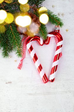 Kırmızı kamış kalpli Evergreen dalları, Bokeh ile düz bir sahne.