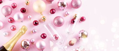 Noel partisi şampanyalarla pembe arka plan afiş