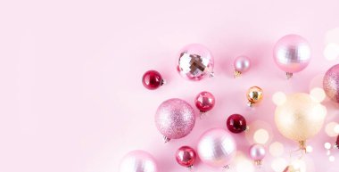 Noel pembe ve altın süslemeleri pembe arka plan afiş