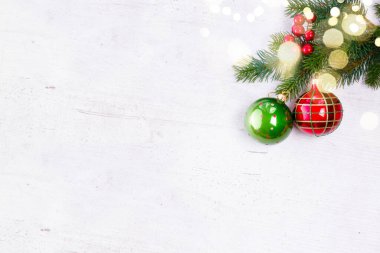 Kırmızı ve yeşil süslemeleri, kopya alanı ile düz yatıyordu sınır ile herdem yeşil çam ağacı çırpı