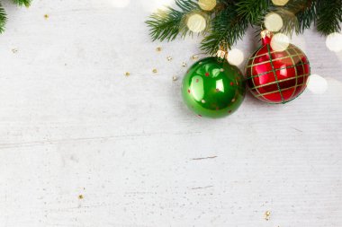 Kırmızı ve yeşil süslemeleri, beyaz masa üzerinde kopya alanı ile düz yatıyordu sınır ile herdem yeşil taze dallar