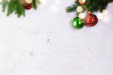 Kırmızı ve yeşil süslemeleri, kopya alanı ile düz yatıyordu sınır ile yaprak dökmeyen çalı çırpı