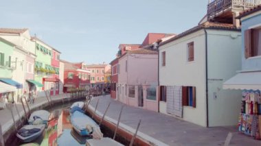 Burano Adası, Venedik, İtalya'nın çok renkli evleri ile kanal