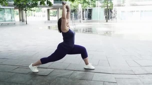 Vrouw Sport Lichaamsbeweging Voor Gewichtsverlies Frisse Lucht Happy Curvy 40S — Stockvideo
