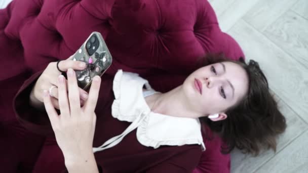 Tiener Meisje Rode Jurk Fancy Make Met Mobiele Telefoon Controleren — Stockvideo