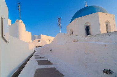 Geleneksel Yunan köyü Santorini, basamakları ve mavi kilise kubbeleri ile,