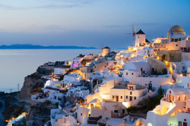 Santorini adasının güzel detayları, Oia köyünün gece ışıkları, Santorini Yunanistan