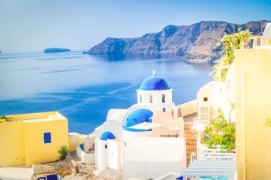 Kilise çan kulesi ve deniz manzaralı volkan kalderası, Santorini Adası, Yunanistan 'ın güzel detayları