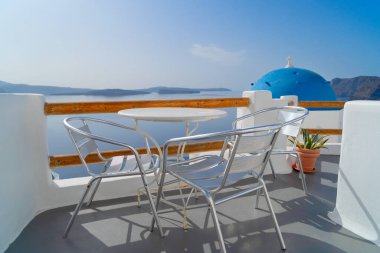 Kaldera, Santorini ve Yunanistan manzaralı gevşetici sandalyeler ve şemsiye