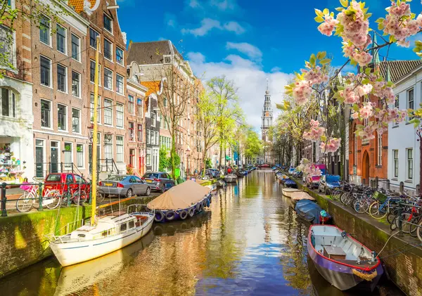 南教会の花市場 運河ボート アムステルダム オランダ レトロ調の古い家 ストック画像