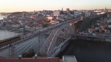 Eski kasaba Porto 'nun renkli manzarası, Portekiz' de Douro nehrinin üzerindeki Ponte Dom Luis köprüsü. Oporto, turistik Akdeniz şehri