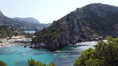 Korfu, Yunanistan 'daki Paleokastrica plajı ve İyon denizi, panoramik çekim