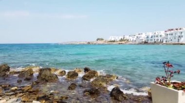 Naoussa, Yunanistan 'ın Paros adasındaki küçük bir köy olan güneşli denize açılan tipik beyaz cadde.