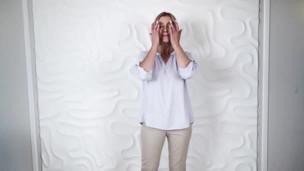 Hautpflege Schöne Seniorin Sieht Sich Selbst Bei Der Gesichtsfitness Selbstgesichtsmassage — Stockvideo