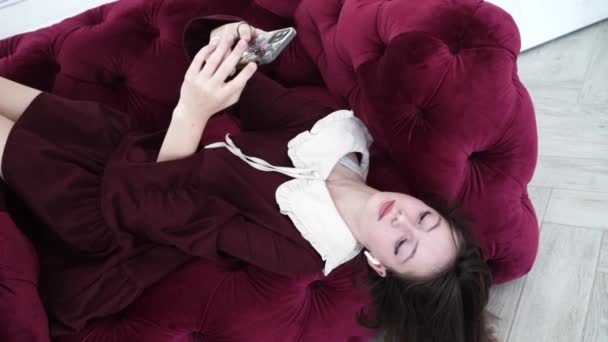 Adolescent Fille Robe Rouge Fantaisie Maquillage Avec Téléphone Cellulaire Vérification — Video