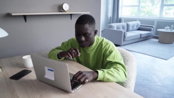 Młody Uśmiechnięty Afroamerykanin Pracujący Nowoczesnym Laptopem Technologią Stylem Życia — Wideo stockowe