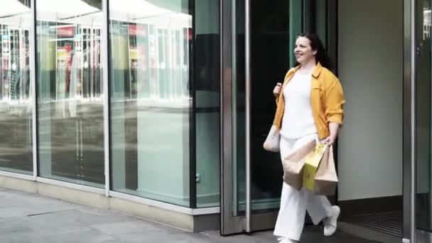 Happy Curvy Vrouw Met Ecologische Ambachtelijke Boodschappentassen Genieten Het Winkelen — Stockvideo