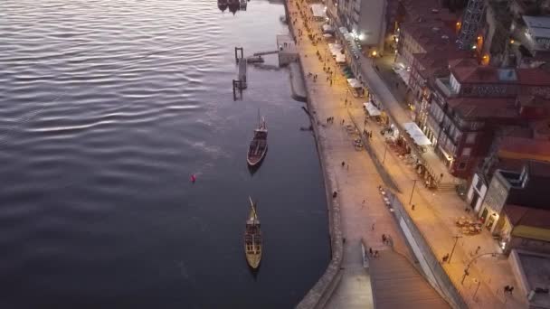 Живописный Красочный Вид Старый Город Порту Яркий День Португалия Мостом — стоковое видео