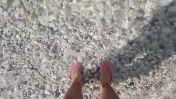 夏天有人在拉拉加尔达的腿 晶莹清澈的水和美丽的自然 — 图库视频影像