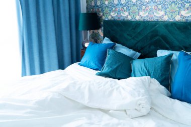 Beyaz keten ve gri yastık yatak görünümünü kapat