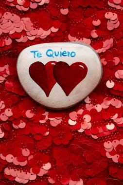 Sevgililer Günü arkaplanında iki kırmızı kalp