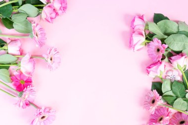 düğün ya da anneler günü geçmişi, pembe arka planda bir buket gül ve herberalar.