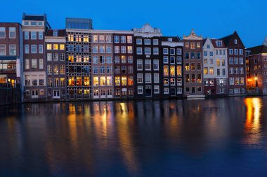 Cephe kanal üzerinde gece, Amsterdam, Hollanda, tonda retro ışıklı yansımalar evler