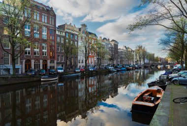 Kanal tonda ayna yansımaları, Amstardam, Hollanda, retro ile Hollandalı konut cephe