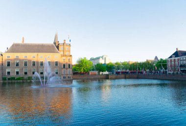 Binnenhof - gölet, Lahey, Hollanda yansımaları ile Hollanda Parlamentosu cephe