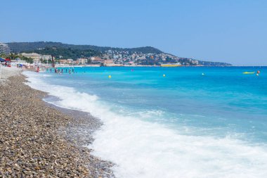 Nice, Riviera, Fransa 'da taş çakıl taşı plajı ve Cote dAzur' un turkuvaz suyu