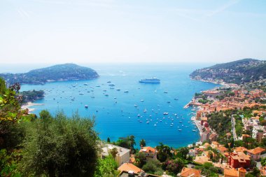 Cote dAzur, Riviera, Fransa, web pankartıyla kıyı ve turistik deniz suyu manzarası
