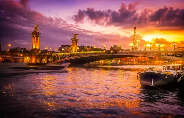 Ponte Alexandre Iii Sobre Rio Sena Crepúsculo Violeta Paris França Fotos De Bancos De Imagens