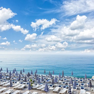 Güzel taş beach ve turquiose yaz sabahı, Fransa, tonda retro cote dazur su sakin