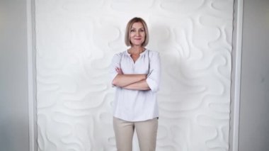 Gülümseyen mutlu yaşlı kadın. Yüreği ellerden yapılmış. Mutlu emeklilik ve güzellik kavramı.