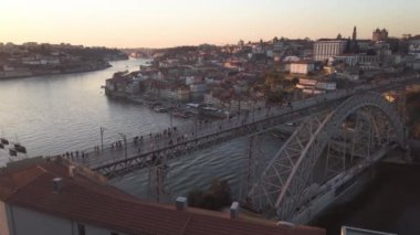Eski kasaba Porto 'nun renkli manzarası, Portekiz' de Douro nehrinin üzerindeki Ponte Dom Luis köprüsü. Oporto, turistik Akdeniz şehri
