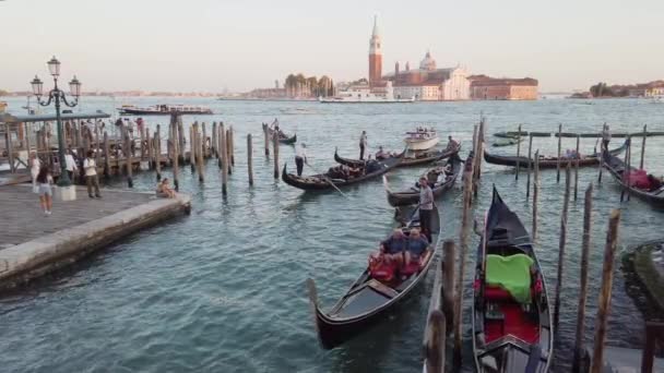 Uitzicht Het Eiland San Giorgio Met Gondels Venetië Italië — Stockvideo