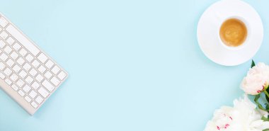 Düz yatıyordu ev ofis çalışma alanı çerçeve beyaz modern klavye ve şakayık çiçekleri afiş