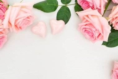 Yukarıdaki tablo kenarlıklı kopya alanı, düz yatıyordu sahne üzerinde iki kupa ve kurdele ile taze çiçek gül