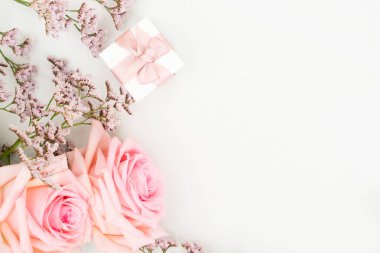 Kopya alanı ile yukarıdaki tabloda hediye ile taze çiçek gül