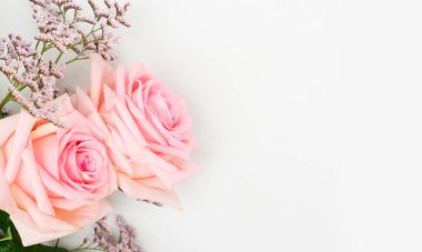 Masanın üzerinde iki gül var. Yakın çekim, masaüstünde kopyalama alanı.