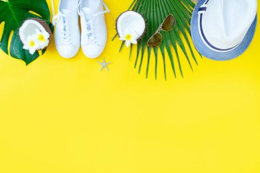 Yaz düz boder şapka, Ayakkabı, hindistancevizi ve kopya alanı sarı zemin üzerine yeşil yaprakları ile yatıyordu