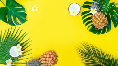Yaz düz taze tropikal yeşil yaprakları, coco ve ananas kare olan kare sarı arka plan afiş üzerinde yatıyordu.